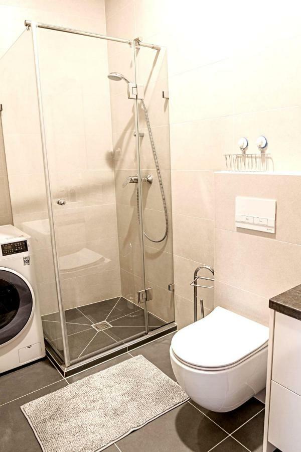 Modern 1Bd Apartment In Old Town By Hostlovers Kaunas Bagian luar foto