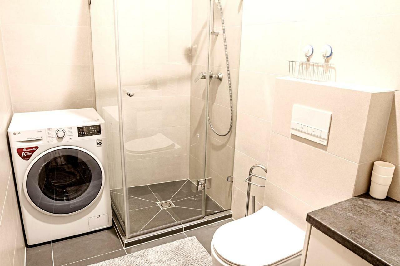 Modern 1Bd Apartment In Old Town By Hostlovers Kaunas Bagian luar foto